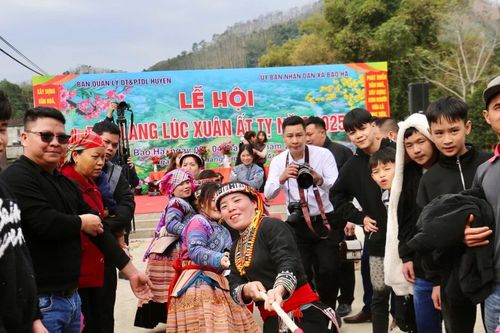Vui hội đền Làng Lúc