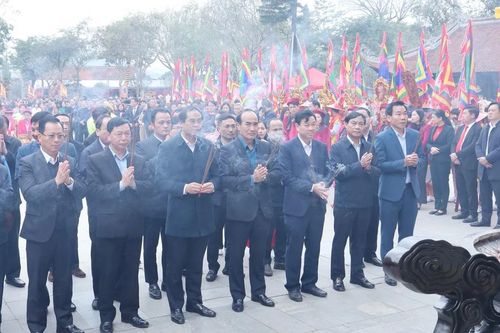 Các đồng chí lãnh đạo tỉnh dâng hương tại một số di tích lịch sử - văn hóa