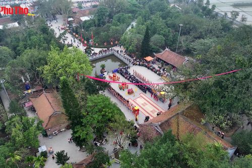 Tưng bừng mở hội Đền Mẫu Âu Cơ
