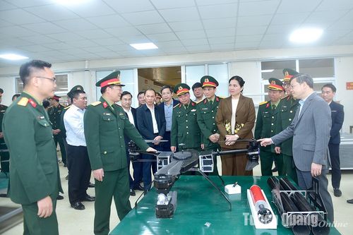 Các đồng chí lãnh đạo tỉnh thăm và làm việc tại Nhà máy Z113