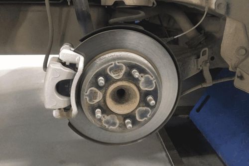 Phanh ô tô phát ra tiếng ồn do đâu?