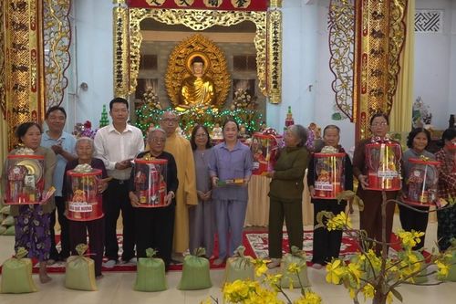 Chùa Quê Hương tặng quà đến bà con khó khăn dịp đầu Xuân Ất Tỵ