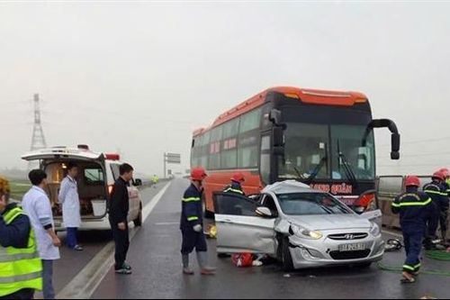 Xe tải húc xe con trên cao tốc, 4 người cùng gia đình thương vong