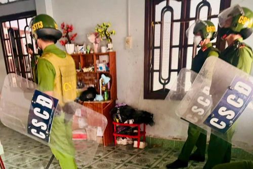 Cảnh sát khống chế người cha nhốt, đánh con suốt 7 giờ