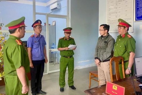 Bắt tạm giam thầy giáo 'yêu' học sinh vị thành niên