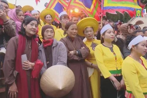 Du khách nhộn nhịp trảy hội chùa Hương