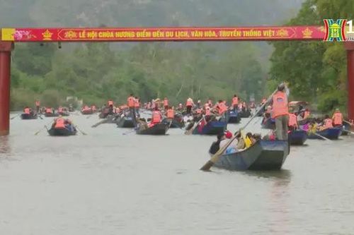 Gần 4.000 đò, xuồng phục vụ lễ hội chùa Hương