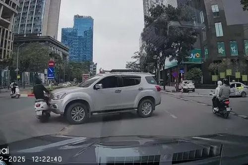 Va chạm giao thông vì xe máy đi vào làn BRT