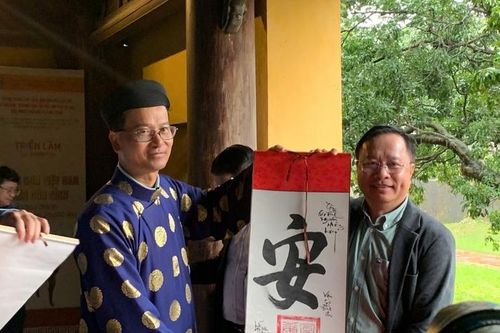 Huế: Khai ấn và tặng chữ cho du khách tham quan