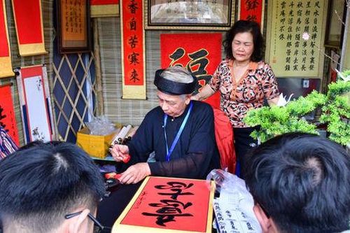 Du khách nườm nượp vãn cảnh, du xuân tại Văn Miếu - Quốc Tử Giám