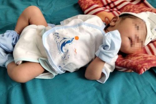 Xót xa bé trai bị bỏ rơi sau bến xe buýt ở Bắc Ninh vào ngày giáp Tết