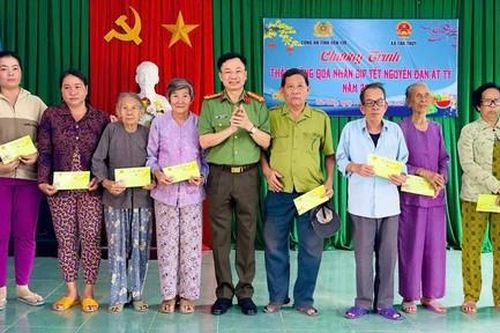Chăm lo Tết cho hộ gia đình chính sách, hoàn cảnh khó khăn