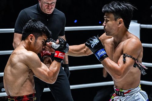 Tự xưng 'cú đấm hủy diệt', cao thủ hàng đầu Thái Lan bị đàn em đấm ngã ngửa