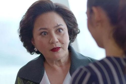 Mừng tuổi mẹ chồng 5 triệu nhận lại vài chục nghìn, con dâu thầm trách rồi bật khóc khi biết lý do