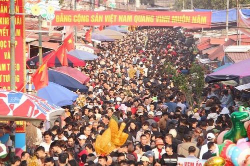 'Biển người' kéo về chợ Viềng ở Nam Định để 'mua may, bán rủi'