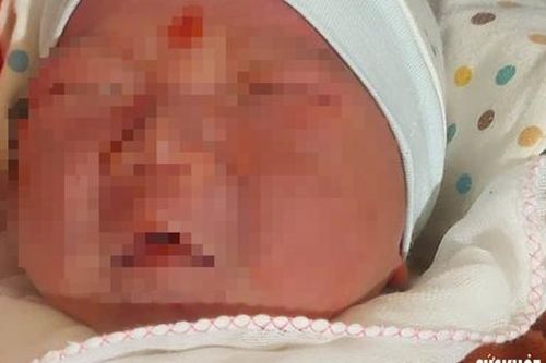 Xót xa bé gái sơ sinh bị bỏ rơi trước cổng nhà dân lúc rạng sáng