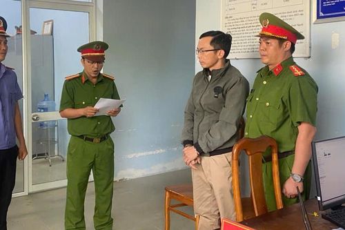 Bắt giam thầy giáo giao cấu với nữ sinh lớp 10