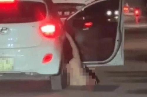 Xôn xao clip cô gái không mặc đồ rơi từ ô tô xuống đường