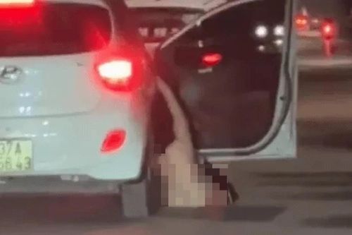 Cô gái không mặc quần áo rơi khỏi ô tô con đang chạy nói gì?