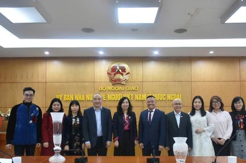 Thứ trưởng Bộ Ngoại giao gặp gỡ lãnh đạo Liên hiệp hội người Việt Nam tại Séc