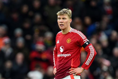 Manchester United tự 'bắn vào chân'