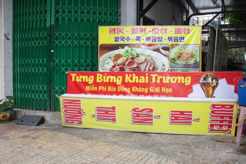 Chủ quán Nha Trang tháo sạch biển hiệu sau vụ 'chặt chém' khách Trung