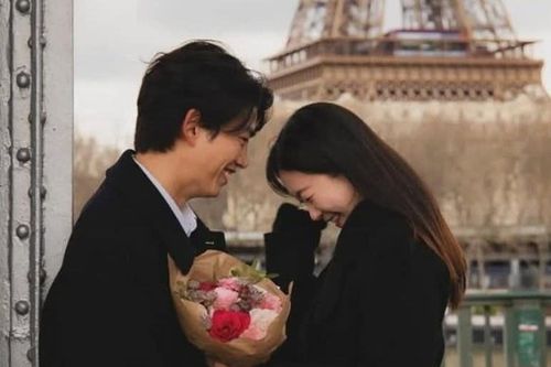 Ảnh Taecyeon cầu hôn bạn gái gây bất ngờ