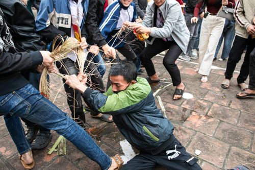 Bị kéo lê gần chục mét khi tranh manh chiếu tại hội Đúc Bụt