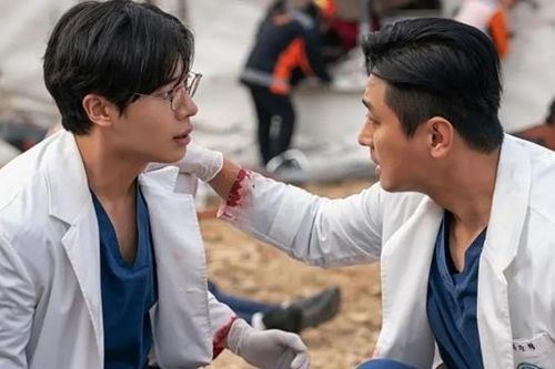 Phim Trung tâm chăm sóc chấn thương liên tục lập kỉ lục, gây sốt toàn cầu