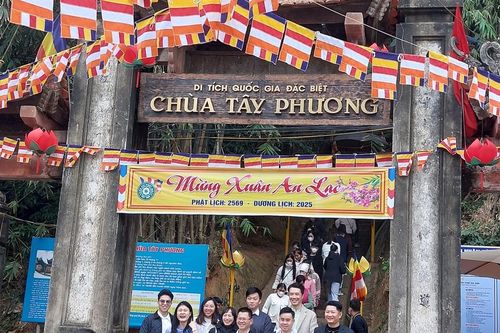 Hơn 54.000 du khách vãn cảnh chùa Tây Phương dịp Tết Ất Tỵ 2025