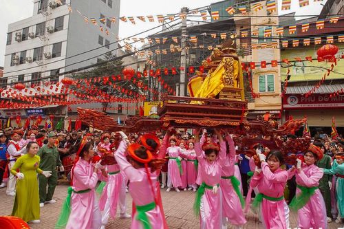 Hà Nội: Hàng nghìn người chiêm ngưỡng màn 'kiệu bay' tại lễ hội làng Phú Đô