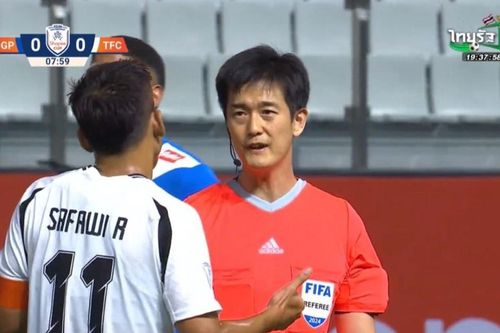 1 tháng sau chung kết AFF Cup, trọng tài Hàn Quốc tái xuất ở Thái Lan khiến CĐV xứ chùa vàng tranh cãi