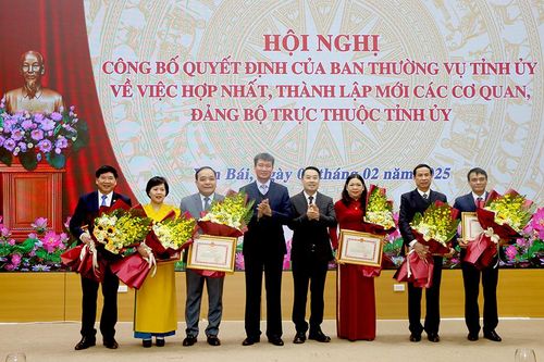 Trưởng Ban Nội Chính, Trưởng Ban Dân vận Tỉnh ủy, Bí thư Đảng ủy khối tiên phong xin nghỉ hưu trước tuổi