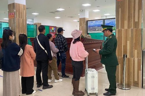 Xuất nhập cảnh qua Cửa khẩu Quốc tế Lào Cai diễn ra tấp nập và trật tự