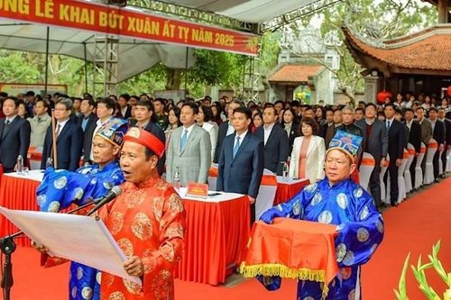 Khai bút đầu xuân tại đền thờ thầy giáo Chu Văn An