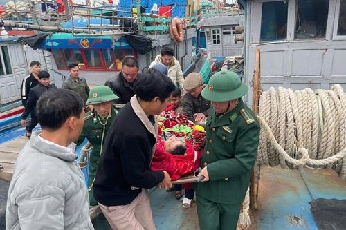 Bộ đội Biên phòng Nghệ An kịp thời cấp cứu thuyền viên bị đột quỵ trên biển
