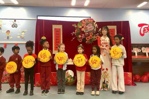 Giới thiệu Tết Việt cho các học sinh ở Anh