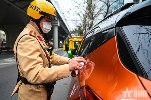 Xử lý hàng loạt tài xế ô tô dừng đỗ xe sai quy định