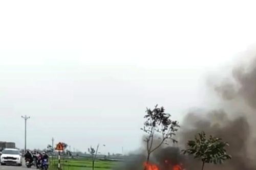 Ô tô bốc cháy dữ dội ở Hà Tĩnh