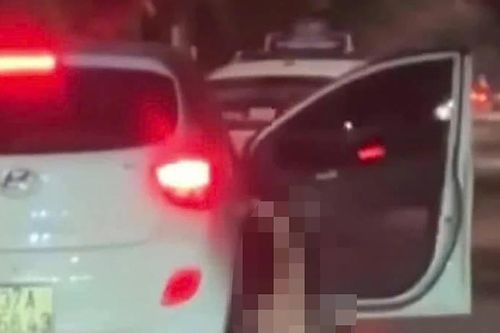 Công an thông tin vụ người phụ nữ khỏa thân rơi ra từ ô tô ở TP Vinh