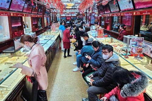 'Phố Vàng' ở Hà Nội nhộn nhịp người mua, kẻ bán trước ngày Vía Thần Tài