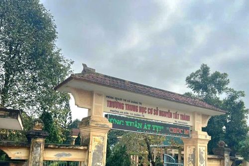 Xác minh thông tin người phụ nữ bịt mặt đến trường dụ đón học sinh