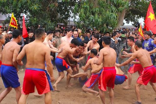 Trai tráng cởi trần tranh tài vật cầu ở Thái Bình