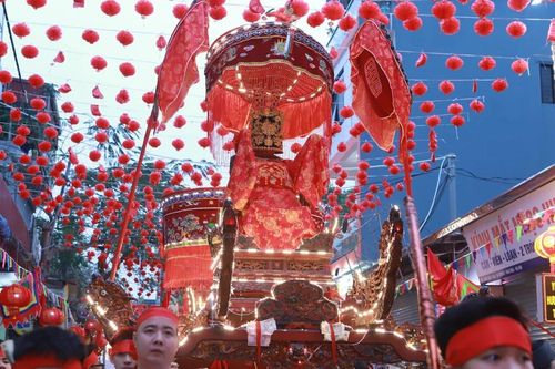 Rực rỡ Lễ rước kiệu 5 vị thần hoàng làng Ngãi Cầu