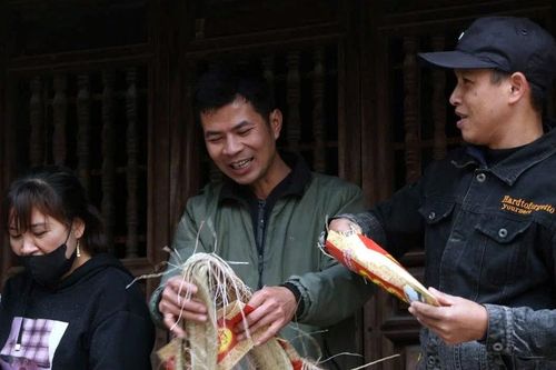 Hàng nghìn người chờ 'tản chiếu phát lộc' ở Lễ hội Đúc Bụt