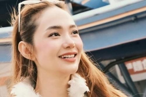 Diễn viên Minh Hằng lên đồ sành điệu, dạo phố du Xuân ở Hong Kong (Trung Quốc)