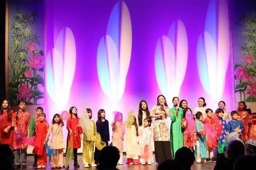 Lễ hội Tết Việt tưng bừng và ấm áp ở nhiều nước