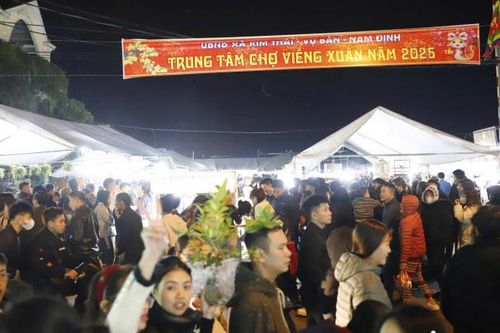 Du khách 'nườm nượp' về trẩy hội Chợ Viềng, tỉnh Nam Định