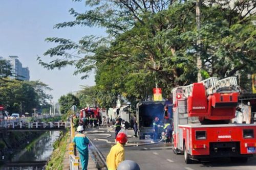 Cảnh sát phong tỏa một đoạn đường để chữa cháy xóm trọ ở TP HCM