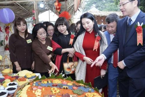 Du khách trải nghiệm Lễ hội Xôi Phú Thượng lần thứ 8 năm 2025